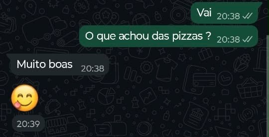 Print da conversa no WhatsApp. A pizzaria pergunta o que achou das pizzas e o cliente responde: muito boas, com um emoji sorrindo.